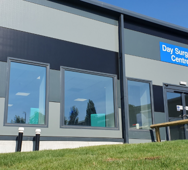 تفاوت ضوابط مرکز جراحی محدود (Day Surgery) با بیمارستان‌های بزرگ: بزرگ‌ترین اشتباه طراحی که سرمایه شما را نابود می‌کند